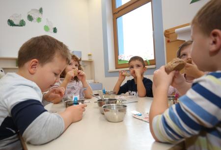 SLOVENSKI ZAJTRK VRTEC CERKNICA 09 FOTO LJUBO VUKELIČ